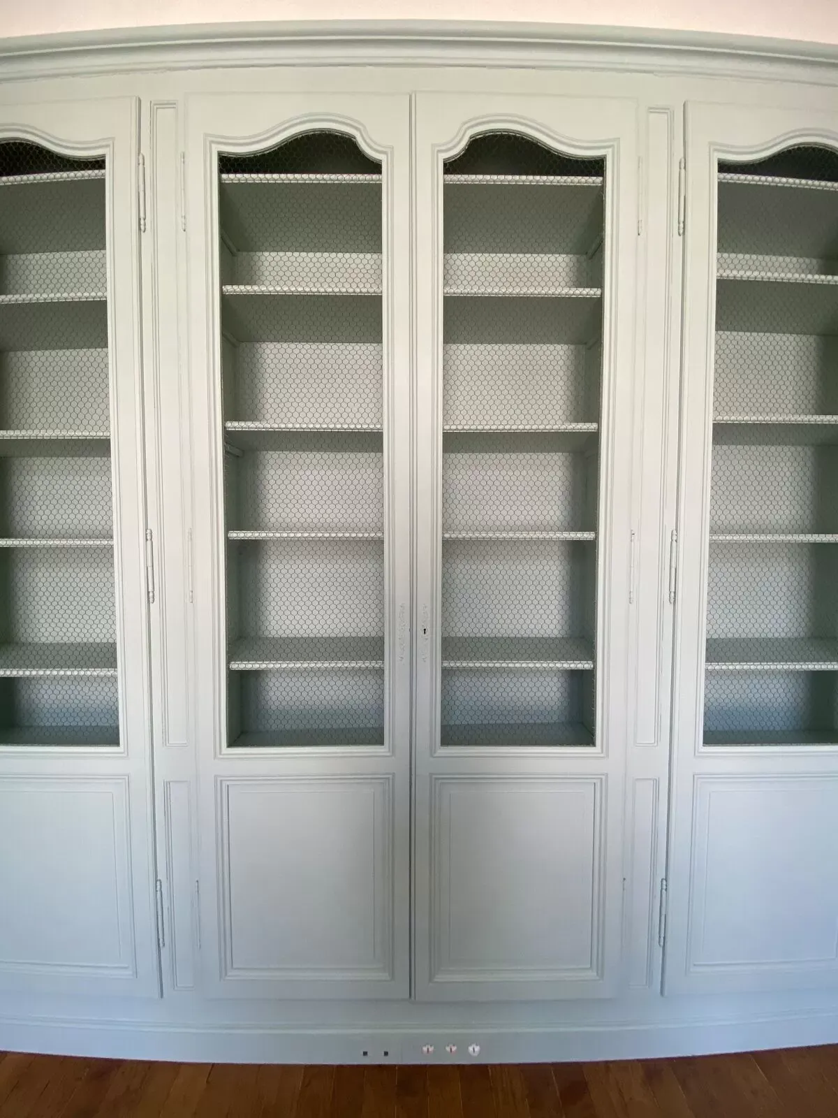 Illustration numéro 2 du produit Paires de portes grillagées anciennes en bois de chêne pour armoire