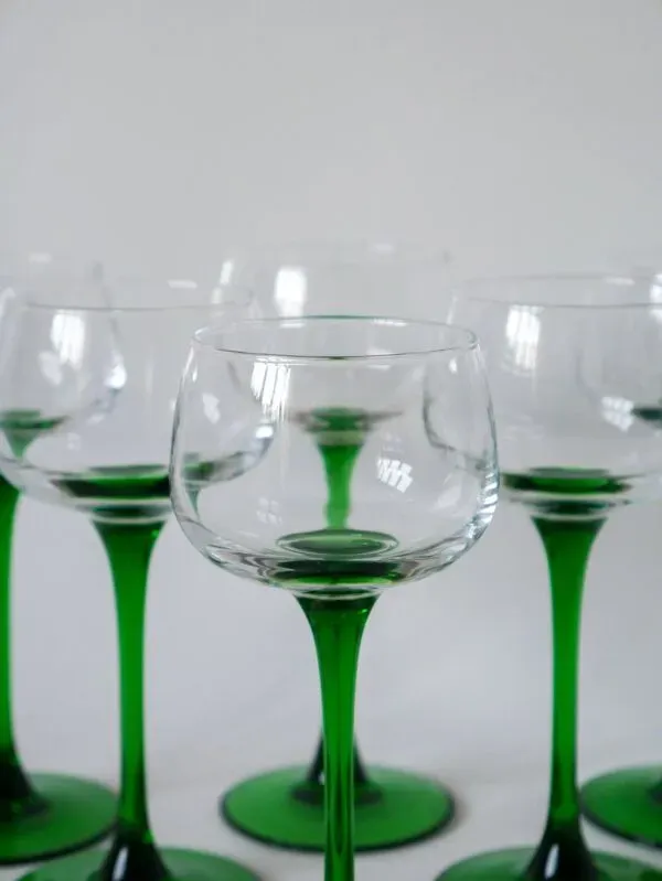 Illustration numéro 2 du produit lot de 5 verres à pieds vert foncé Made in France Luminarc, 1970 - 16.5cm
