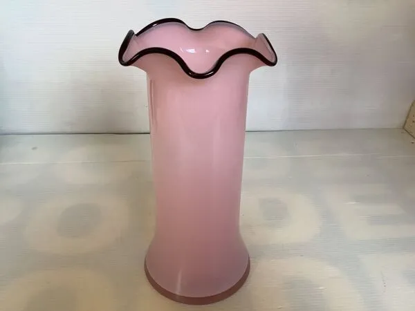 Illustration numéro 2 du produit Vase frou frou en pâte de verre rose