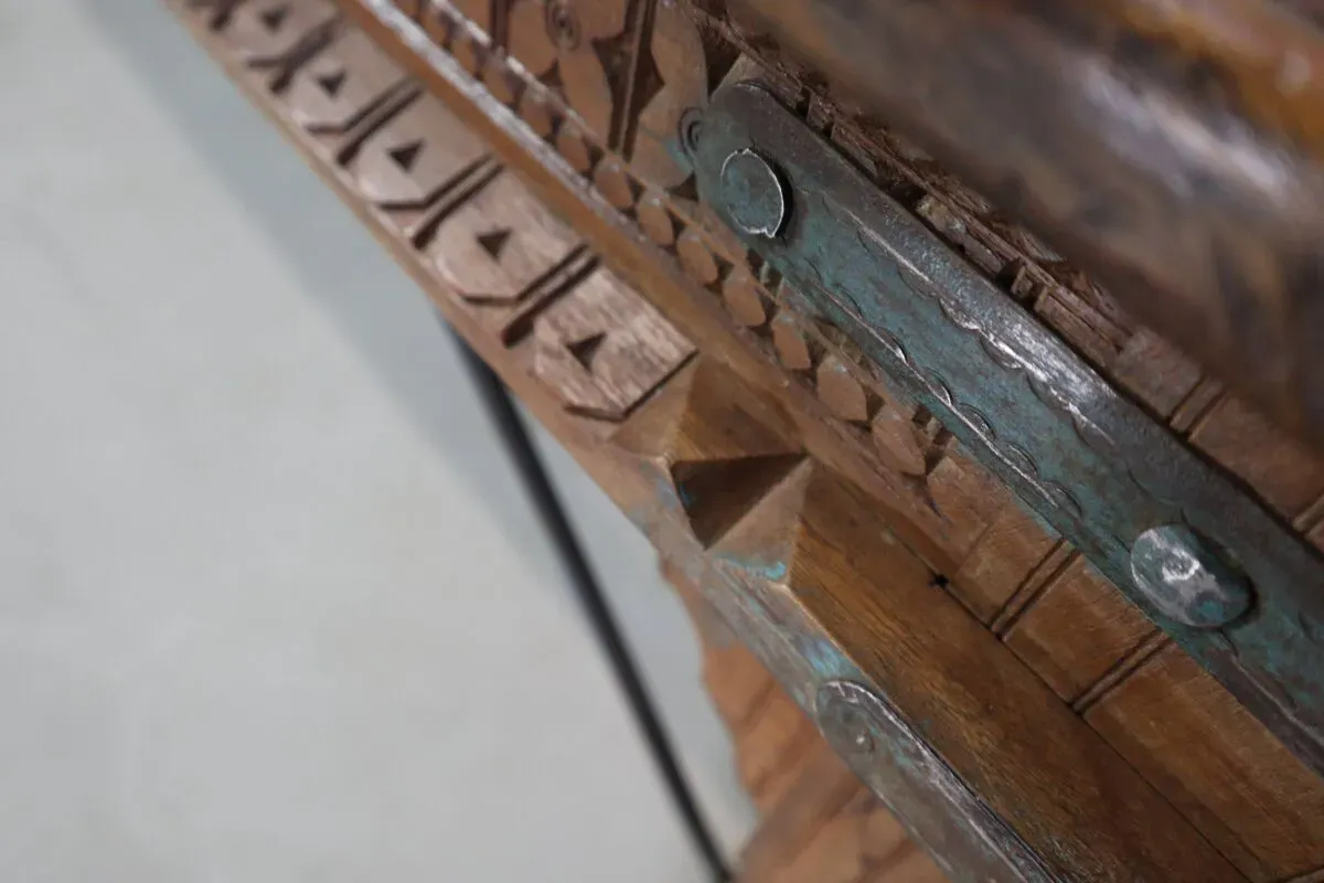 Illustration numéro 2 du produit Table à manger en teck indonésien sculptée à la main