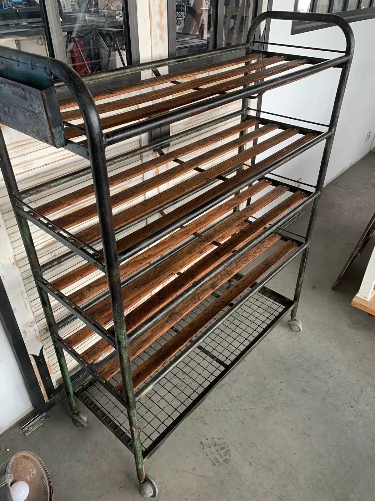 Illustration numéro 2 du produit Étagère industrielle sur roulette