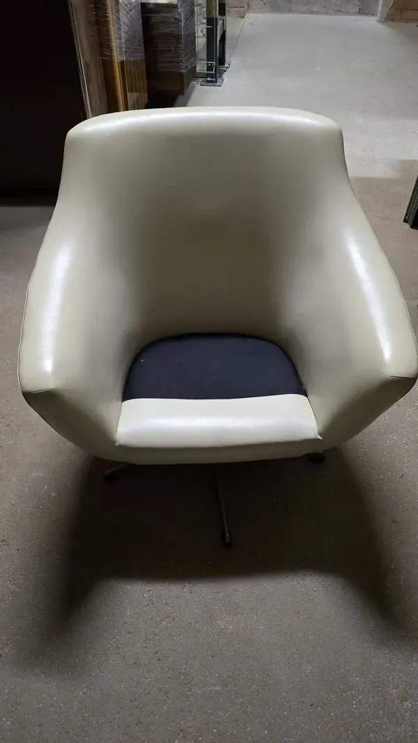 Illustration numéro 2 du produit Fauteuils du milieu du siècle