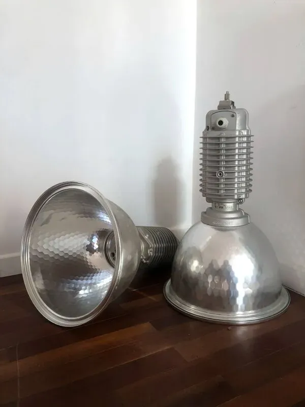 Illustration numéro 2 du produit Grandes suspsensions Zumtobel Copa D-1 // Charles Keller 1990 // Lot de 2