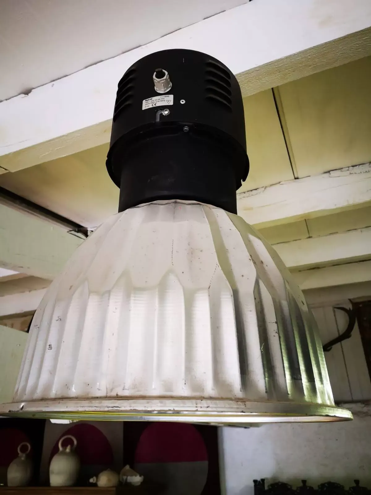 Illustration numéro 2 du produit Suspension industriel noire et métal