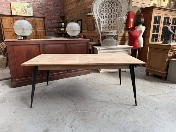 Illustration numéro 2 du produit Ancienne table en sapin pieds Tolix