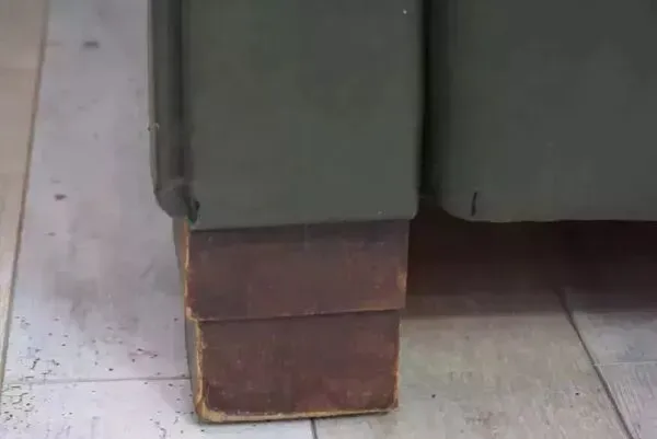 Illustration numéro 2 du produit Fauteuil club art déco en skaï et bois