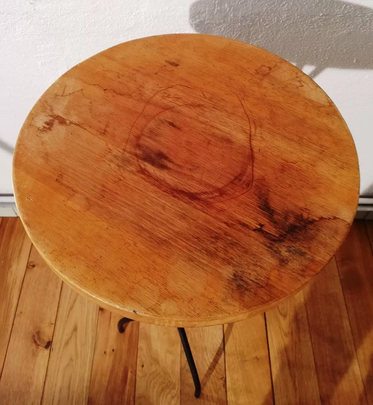 Illustration numéro 2 du produit Table d'appoint vintage