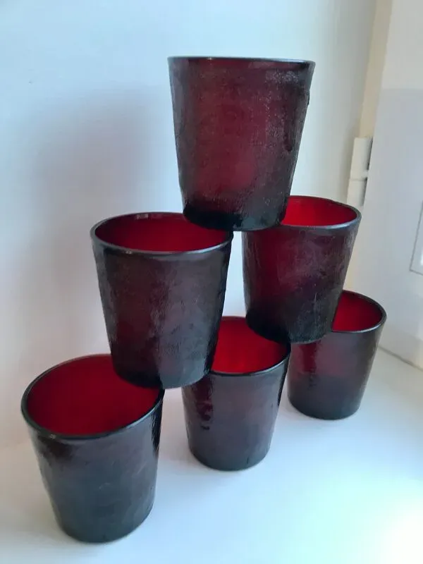 Illustration numéro 2 du produit Lot de 6 verres en verre coloré bordeaux années 70