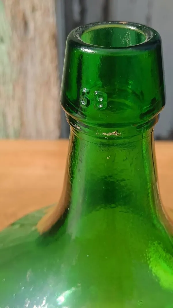 Illustration numéro 2 du produit Superbe dame jeanne ancienne en verre vert