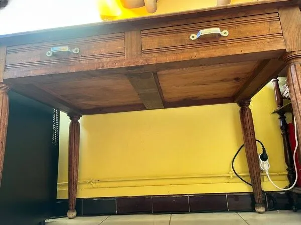 Illustration numéro 2 du produit Table en bois ancienne