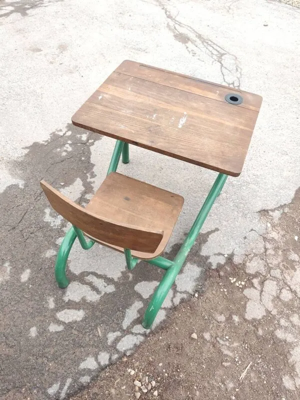 Illustration numéro 2 du produit Bureau écolier pupitre vintage ancien sortie de cave