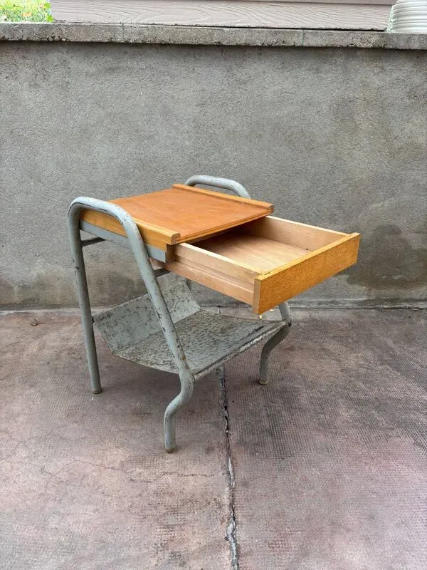 Illustration numéro 2 du produit Table de chevet d'internat