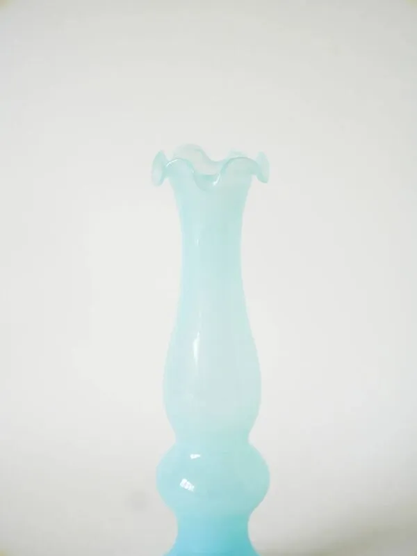 Illustration numéro 2 du produit Vase en opaline à col dentelé, bleu ciel, 1960