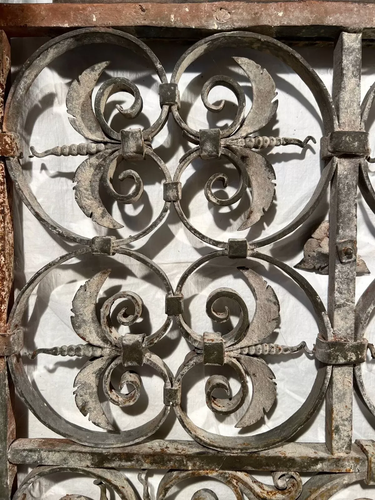 Illustration numéro 2 du produit Garde corps XVIIem en fer forgé, rambarde barrière de balcon