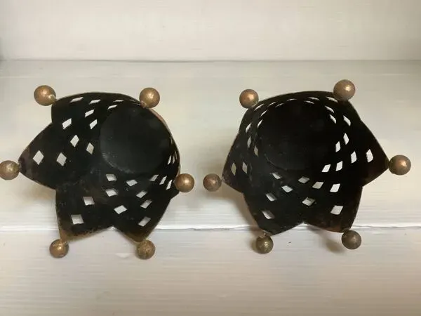 Illustration numéro 2 du produit Paire de bougeoirs couronnes