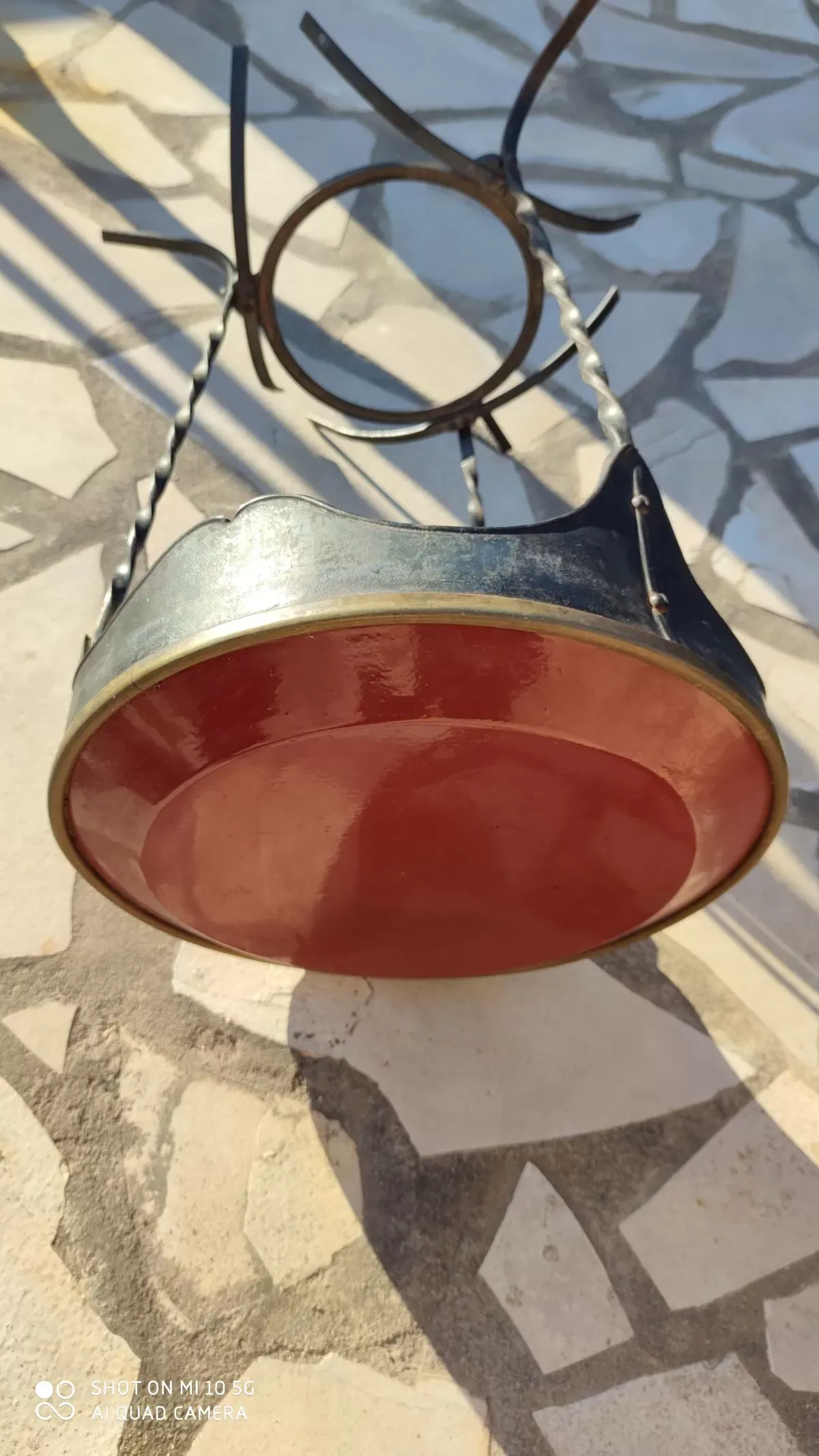 Illustration numéro 2 du produit Guéridon en tole peinte peinte et émaillée