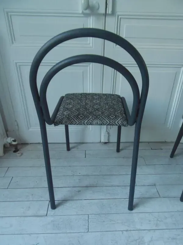 Illustration numéro 2 du produit Chaise indus à la structure tubulaire en métal gris ardoise .