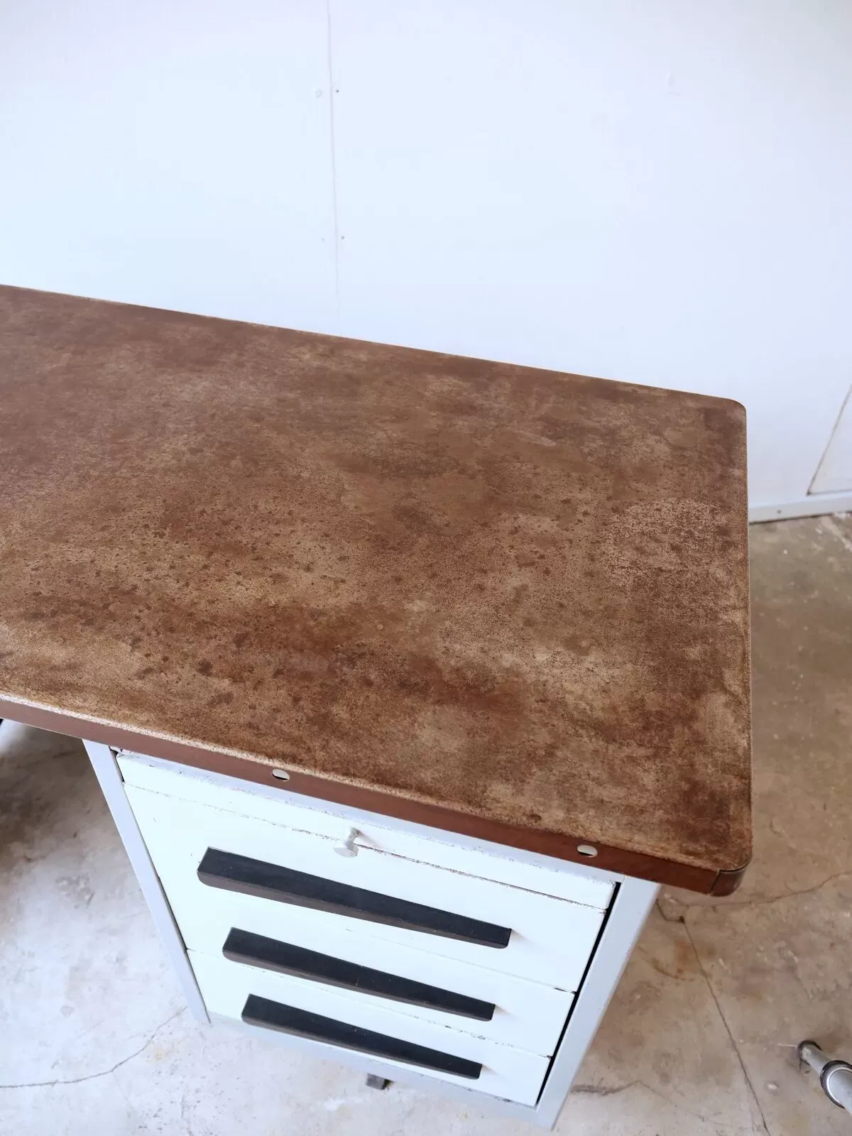 Illustration numéro 2 du produit Bureau geomètrique de style industriel sansen