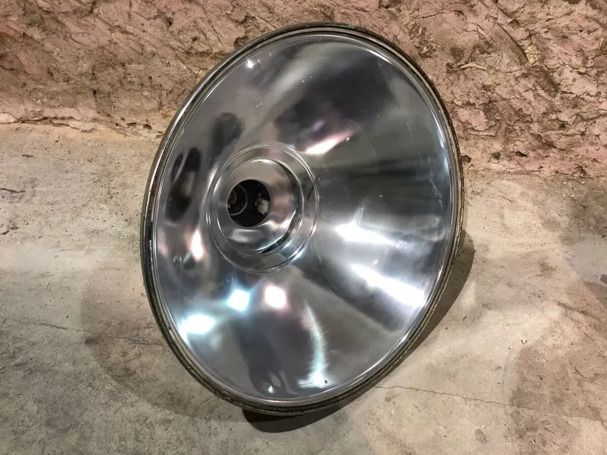 Illustration numéro 2 du produit Suspension industrielle en aluminium poli années 1960