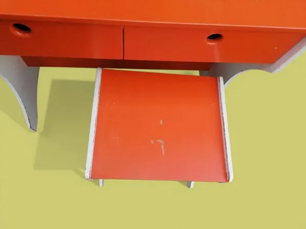 Illustration numéro 2 du produit Bureau et tabouret d'écolier en bois peint orange - Années 1950 - 1970.
