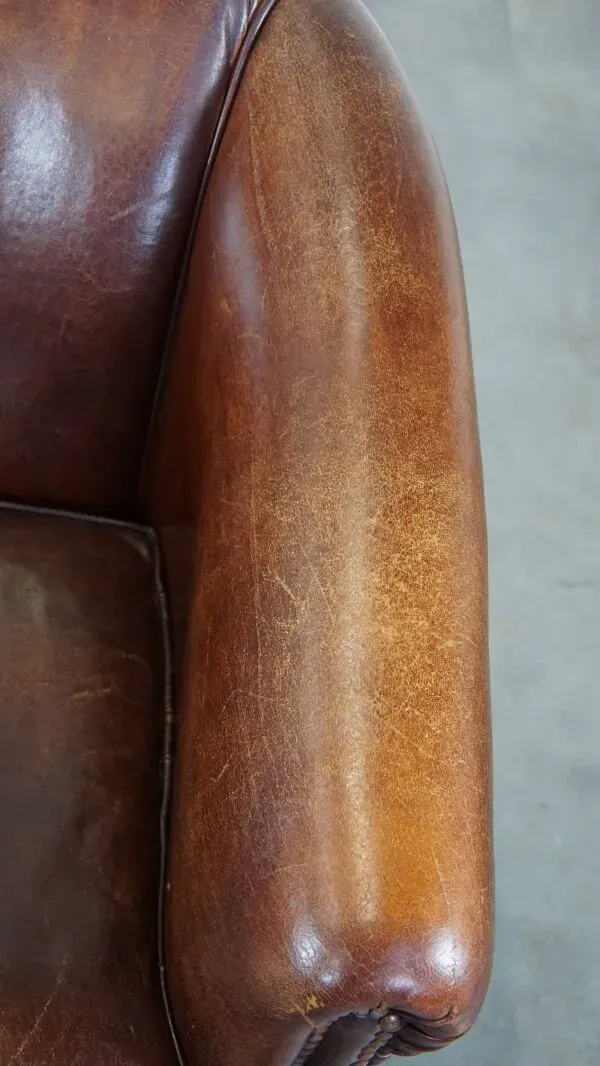 Illustration numéro 2 du produit Fauteuil club en peau de mouton, finition soignée avec clous décoratifs