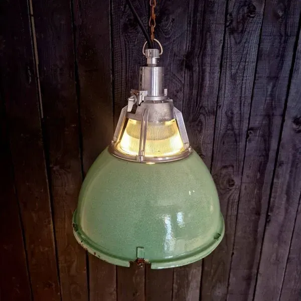 Illustration numéro 2 du produit „Alma“ lampe industrielle ukrainienne poli / vert