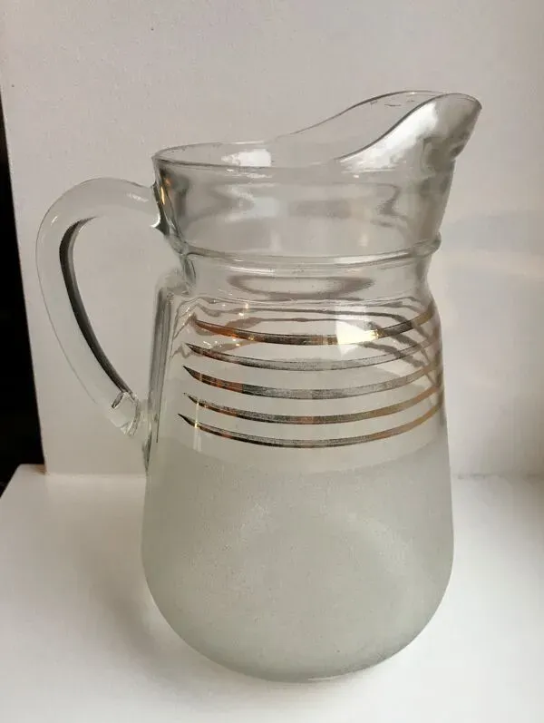 Illustration numéro 2 du produit Pichet à eau granité à liserés dorés années 50-60