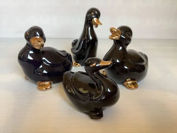 Illustration numéro 2 du produit Quatre petits canards noirs et dorés