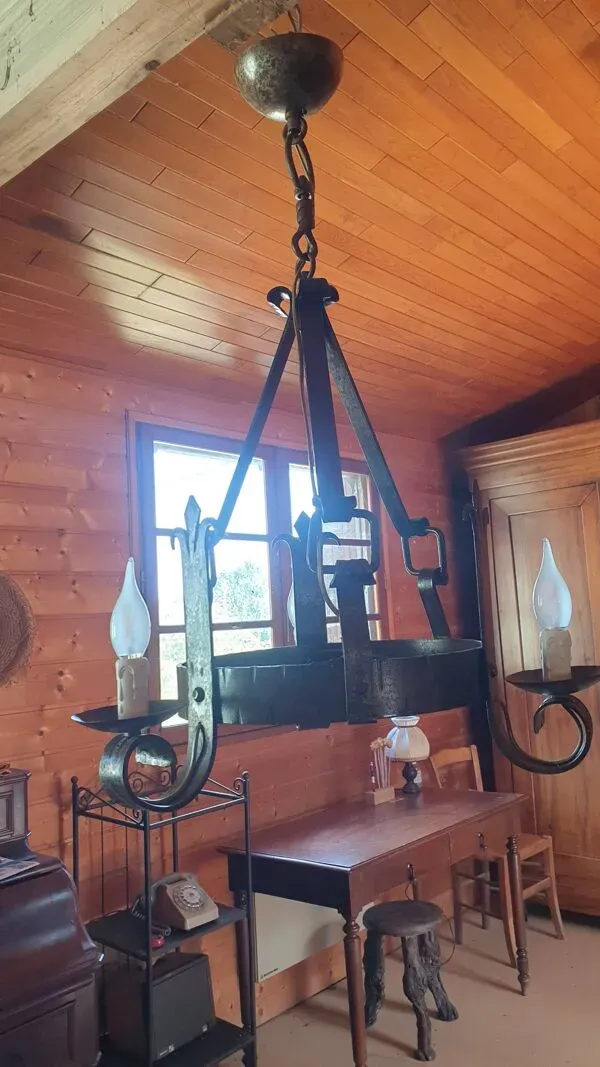 Illustration numéro 2 du produit Lustre brutaliste en fer forgé