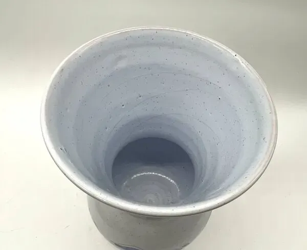 Illustration numéro 2 du produit Vase en faïence émaillée bleue à décor floral stylisé, signé à la base