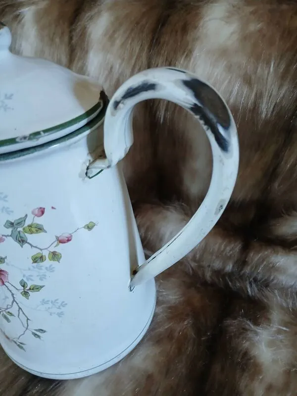 Illustration numéro 2 du produit Cafetière/ théière ancienne en tôle émaillée