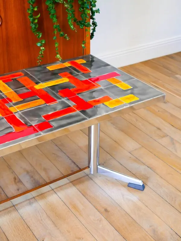Illustration numéro 2 du produit Table basse en céramique, piètement en chrome, motifs abstraits orange & rose, 1970