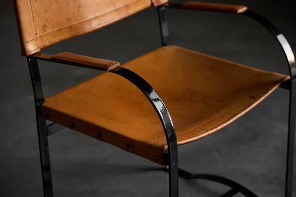 Illustration numéro 2 du produit Fauteuil en cuir cognac, cadre en acier laqué noir, Belgique, années 1960.