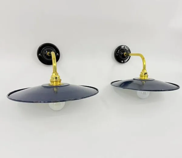 Illustration numéro 2 du produit Appliques en tôle émaillée