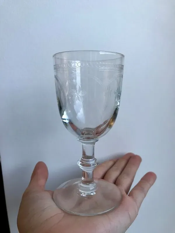 Illustration numéro 2 du produit Lot de 4 verres à vin en cristal gravé années 40-50