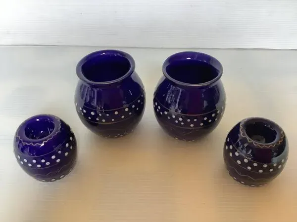 Illustration numéro 2 du produit Paire de bougeoirs et de vases bleu cobalt émaillés