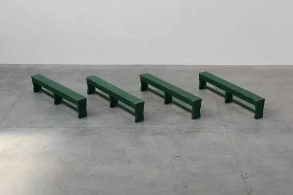 Illustration numéro 2 du produit Banc de ferme rustique et primitif en chêne massif, France vers 1900