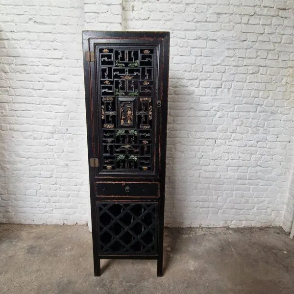 Illustration numéro 2 du produit Cabinet chinois vintage noir patiné – porte sculptée ajourée – esprit