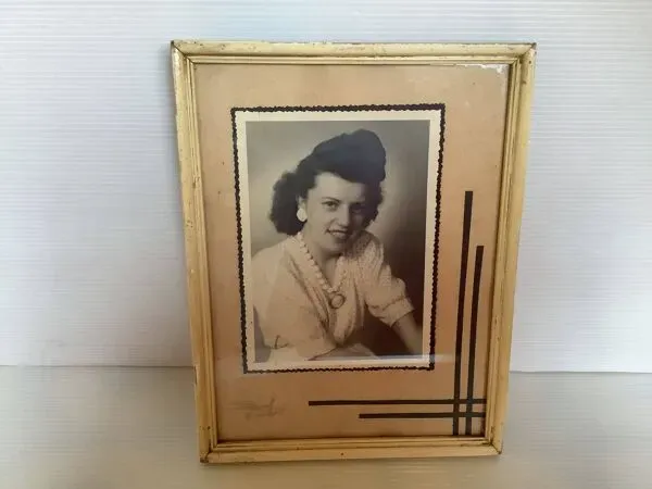 Illustration numéro 2 du produit Ancienne photographie femme aux bijoux