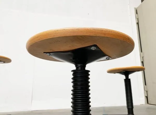 Illustration numéro 2 du produit Tabourets industriels d’atelier allemands vintage, lot de 3