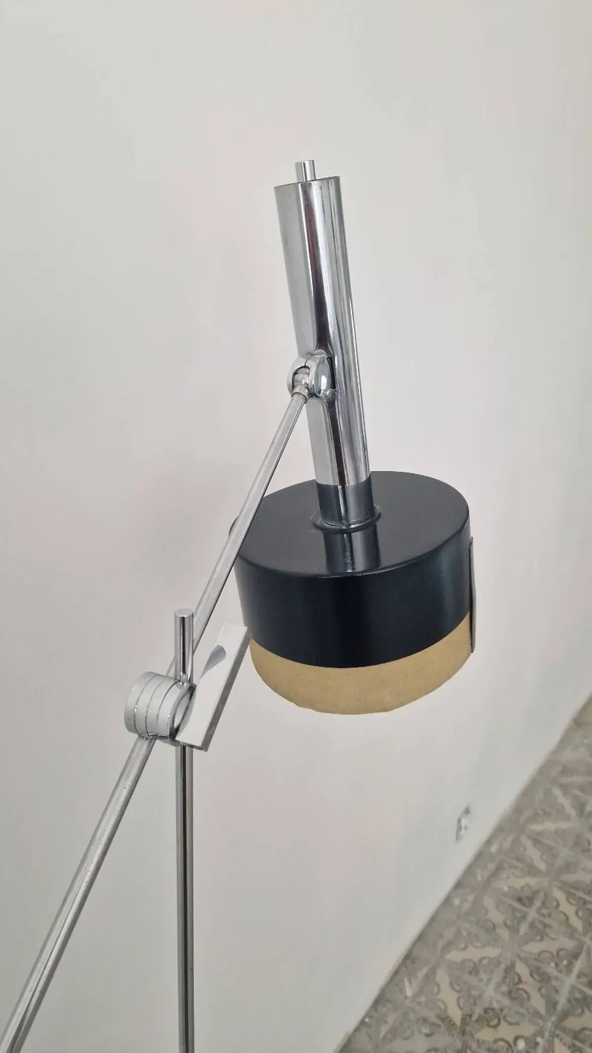 Illustration numéro 2 du produit Lampadaire moderniste orientable des années 60's