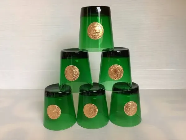 Illustration numéro 2 du produit Six verres asymétriques en verre vert vintage