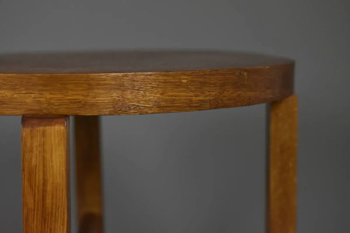 Illustration numéro 2 du produit Table d'appoint en placage de chêne, années 1930, rénovée à la main, Art déco polonais