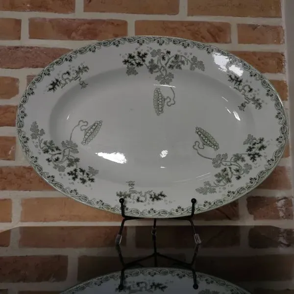 Illustration numéro 2 du produit Grand plat ovale St Amand modèle ''modern style'' vert Terre de Fer