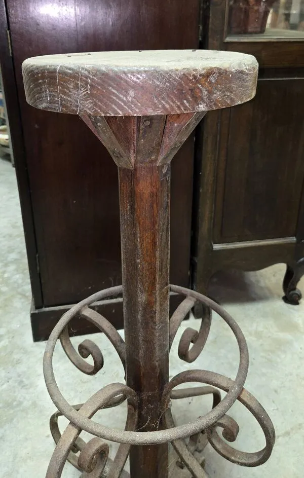 Illustration numéro 2 du produit Tabouret d’atelier ancien bois et fer forgé – H 82 cm