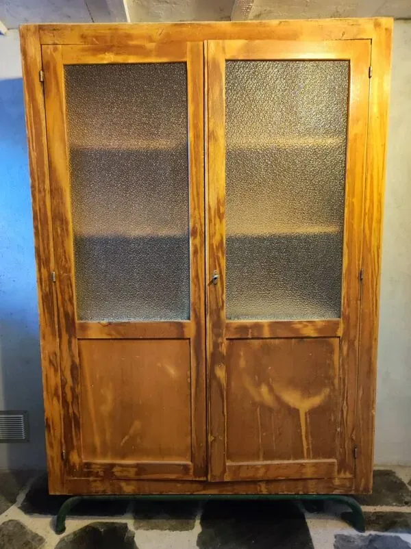 Illustration numéro 2 du produit Armoire d'école vitrée, années 50