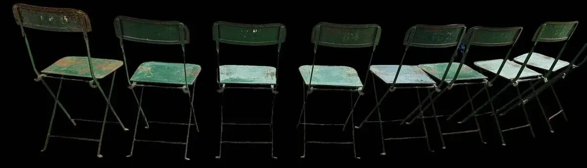 Illustration numéro 2 du produit Lot de 8 chaises pliantes industrielles en métal peint vert