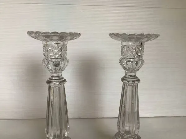 Illustration numéro 2 du produit Paire de bougeoirs en cristal Val Saint Lambert décor pointes de diamant