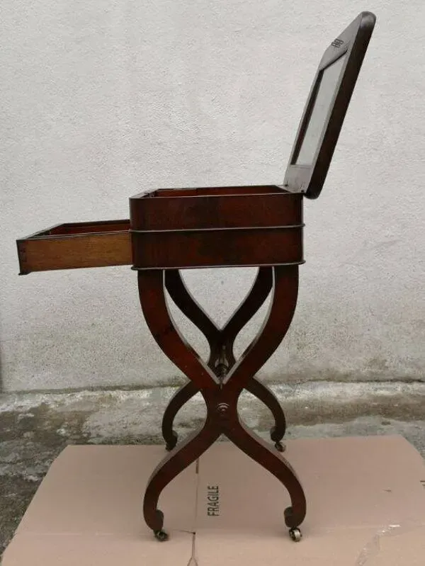 Illustration numéro 2 du produit PETITE COIFFEUSE DE DAME EN ACAJOU STYLE RESTAURATION DU XIXème SIÈCLE