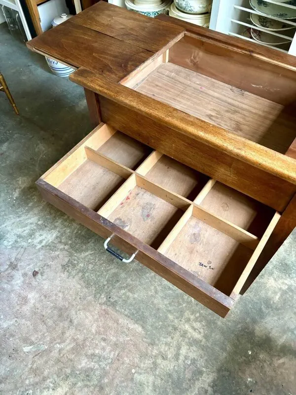 Illustration numéro 2 du produit Meuble de métier,  table en bois massif 2 tiroirs